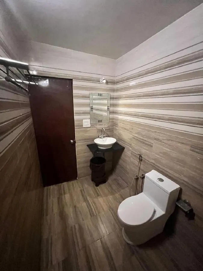 Hotel Kamesh Hut, Варанаси